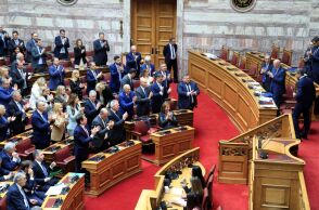 Η κοινοβουλευτική ομάδα της ΝΔ χειροκροτεί τον Κυριάκο Μητσοτάκη, στην κοινοβουλευτική συζήτηση για το κράτος δικαίου