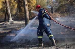 Βελτιωμένη η εικόνα της φωτιάς στα Σελιανίτικα του Δήμου Αιγιαλείας στο Αίγιο 