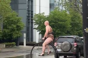 Σιάτλ σε άλλη διάσταση: Άνδρας με λεοπάρ κορμάκι έκανε βόλτα με βικτωριανό ποδήλατο μέσα στη βροχή