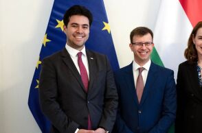 Η πολιτισμική σύγκρουση Τραμπ με την Ευρώπη περνά από έναν 27χρονο