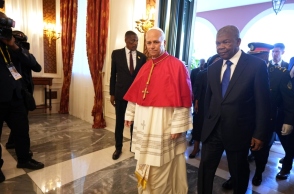 Δεν με ενδιαφέρει να μπω σε αντιπαράθεση με τον Τραμπ, δήλωσε από την Αφρική ο Πάπας Λέων 