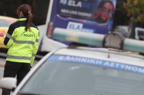 Μηχανή παρέσυρε και εγκατέλειψε ανήλικη στη Λιοσίων