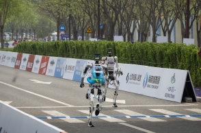 Κίνα: Aνθρωποειδή ρομπότ έτρεξαν σε ημιμαραθώνιο κάνοντας παγκόσμιο ρεκόρ 