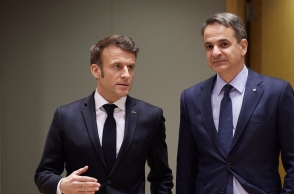 Κυριακός Μητσοτάκης και Εμανουέλ Μακρόν σε μια συζήτηση με τον Αλέξη Παπαχελά