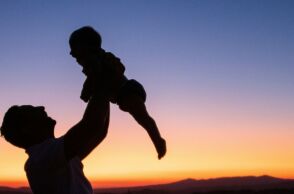 Bρετανία: Τριπλασιάστηκαν οι άνδρες που γίνονται πατέρες μέσω παρένθετης μητέρας