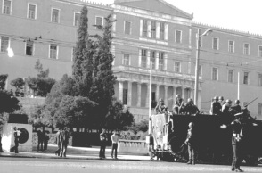 21η Απριλίου: Τα μηνύματα του πολιτικού κόσμου 52 χρόνια μετά την πτώση τη δικτατορίας 