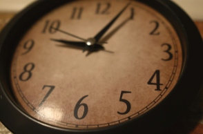 «Δεν ξέρουν ότι 15:00 σημαίνει 3 μμ»: Πώς οι νέοι εργαζόμενοι στη Βρετανία δεν μπορούν να διαβάσουν την ώρα