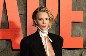 Σάρλιζ Θερόν: Τοπλες στο κόκκινο χαλί στην πρεμιέρα της ταινίας «Apex» στη Νέα Υόρκη