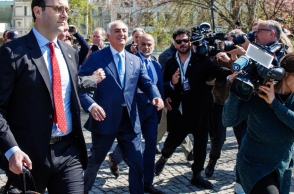 Ο Ρεζά Παχλαβί δέχτηκε επίθεση με κόκκινη μπογιά κατά την επίσκεψή του στο Βερολίνο
