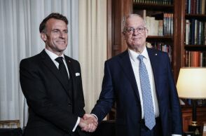 Στο Προεδρικό Μέγαρο ο Εμανουέλ Μακρόν με τη σύζυγό του Μπριζίτ - Έγιναν δεκτοί από τον Κωνσταντίνο Τασούλα