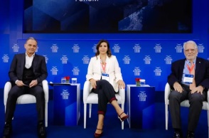 Από αριστερά: Μάκης Προβατάς, Δημοσιογράφος - Συγγραφέας, ΕΡΤ & Athens Voice - Πέγκυ Αντωνάκου, Regional General Manager, Southeast Europe Google, Ελλάδα - Γεώργιος Χρούσος, Ομότιμος Καθηγητής Παιδιατρικής και Ενδοκρινολογίας, Ιατρική Σχολή, Εθνικό και Καποδιστριακό Πανεπιστήμιο Αθηνών, Ελλάδα