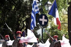 Εύζωνοι παρατάσσονται ως άγημα κάτω από τις ελληνικές και γαλλικές σημαίες, στην Ηρώδου Αττικού 