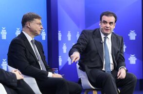 Ο Κυριάκος Πιερρακάκης και ο Βάλντις Ντομπρόβσκις στο Οικονομικό Φόρουμ των Δελφών