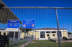 Το κτήριο που διεξάγεται η δίκη του σιδηροδρομικού δυστυχήματος των Τεμπών