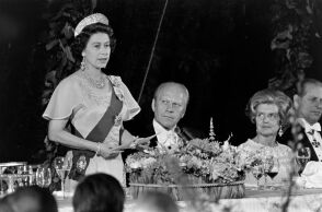 HΠΑ: Από αγκαλιές μέχρι… τραγουδιστά καπέλα οι πιο αμήχανες στιγμές βασιλικών επισκέψεων