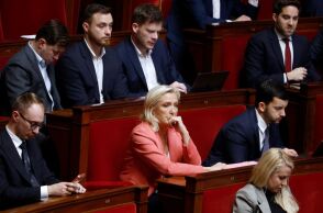 Η Μαρίν Λεπέν μαζί με μέλη της κοινοβουλευτικής ομάδας του Εθνικού Συναγερμού, στη Γαλλική Εθνοσυνέλευση
