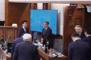 O πρώην πρόεδρος της Νότιας Κορέας στην αίθουσα του δικαστηρίου στη Σεούλ