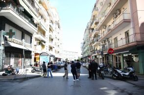 Αποκλεισμένη οδός Κασάνδρου στη Θεσσαλονίκη, λόγω φοιτητή που πετούσε πράγματα από το μπαλκόνι του