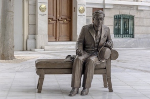 Το Ίδρυμα Ωνάση παρέδωσε στον Δήμο Αθηναίων το γλυπτό του Καβάφη