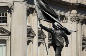 Άγαλμα με την υπογραφή του Βanksy έκανε την εμφάνισή του στο Λονδίνο 