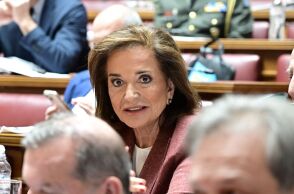 H Ντόρα Μπακογιάννη στη Βουλή