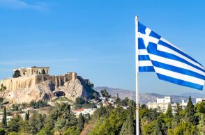 H Ακρόπολη και μια ελληνική σημαία
