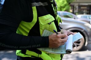 Τροχονόμος βεβαιώνει τροχαία παράβαση