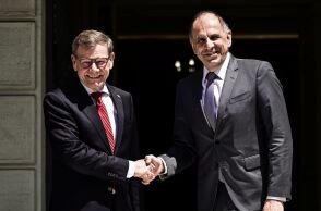 O Γερμανός υπουργός εξωτερικών Γιόχαν Βάντεφουλ με τον Γιώργο Γεραπετρίτη στην είσοδο του Υπουργείου Εξωτερικών