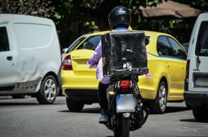 Ποινική δίωξη στον ντελιβερά για επιθέσεις με πέτρες σε Κηφισιά και Νέα Ερυθραία