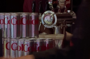 Diet Coke πάρτι στην Ινδία όσο ο πόλεμος στο Ιράν προκαλεί έλλειψη του αναψυκτικού