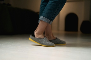 Indoor shoes: Πόσο σημαντικό είναι τελικά να φοράμε παπούτσια μέσα στο σπίτι;