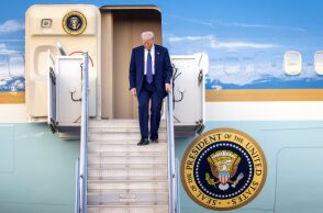 O Ντόναλντ Τραμπ κατεβαίνει τις σκάλες του Air Force One