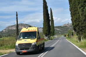 Χαλκιδική: Διασωληνωμένος δόκιμος μοναχός - Έλυσε τη ζώνη και πήδηξε από εν κινήσει ασθενοφόρο