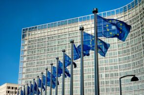 Σημαίες της ΕΕ έξω από το κτήριο της Κομισιόν, στις Βρυξέλλες