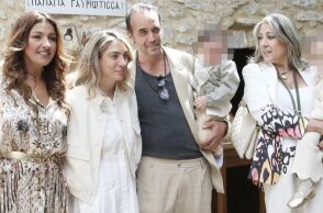 Το ζεύγος Μουζουράκη- Κόζαρη στη βάπτιση του γιού τους, μαζί με τη νονά Έλενα Παπαρίζου