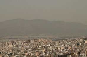 «Πνίγηκε» στην αφρικανική σκόνη η Αττική - Ίσως ξεπεράσει και τους 30°C η θερμοκρασία την Τρίτη στην πρωτεύουσα