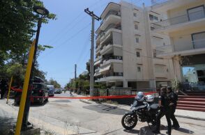 Η πολυκατοικία από την ταράτσα της οποίας πήδηξαν οι δύο 17χρονες