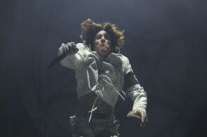 Απίστευτο περιστατικό σε συναυλία των Bring Me the Horizon: Κινητό χτύπησε τον Oli Sykes και έπαθε ήπια διάσειση 