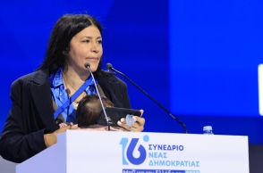 Συνέδριο ΝΔ: Η Μαρία Σακίμπ ανέβηκε στο βήμα έχοντας το μωρό της αγκαλιά