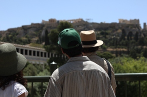 Καιρός αύριο: Καλοκαιρινές θερμοκρασίες με λίγα σύννεφα σε όλη τη χώρα