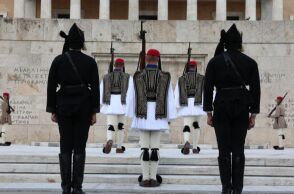 Ρίγη συγκίνησης στο Σύνταγμα - Αλλαγή φρουράς με Εύζωνες να φορούν την παραδοσιακή ποντιακή φορεσιά