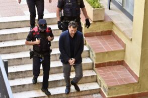 Mango: Η στιγμή που ο Τζόναθαν Άντικ οδηγείται στο δικαστήριο – Κατηγορείται για τον θάνατο του πατέρα του