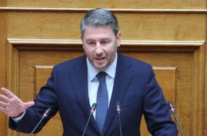 Ανδρουλάκης προς Φλωρίδη στη Βουλή: «Κοιτάξτε με στα μάτια, μην ντρέπεστε»