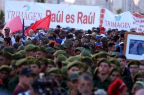 Χιλιάδες Κουβανοί έξω από την αμερικανική πρεσβεία στην Αβάνα σε διαδήλωση υπέρ του Ραούλ Κάστρο	