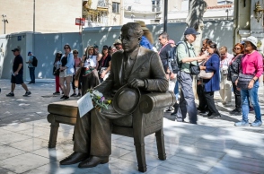 Άγνωστοι βανδάλισαν το άγαλμα του Καβάφη έναν μήνα μετά την τοποθέτησή του