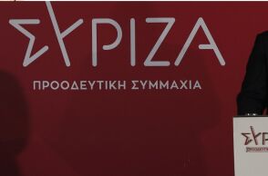 Ο ΣΥΡΙΖΑ βλέπει «παράκεντρα εξουσίας» στην παραμονή Στουρνάρα