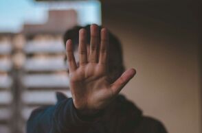 Σκάνδαλο στη Γαλλία: Δεκάδες καταγγελίες για βία και σεξουαλική κακοποίηση παιδιών σε σχολεία