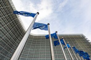 Σημαίες της ΕΕ έξω από το κτήριο της Κομισιόν, στις Βρυξέλλες
