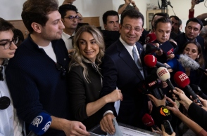 Τουρκία: «Ο λαός ζητά αλλαγή» δηλώνει η σύζυγος του Εκρέμ Ιμάμογλου ασκώντας 