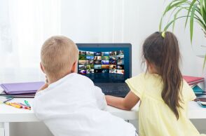 Παιδιά μπροστα σε laptop